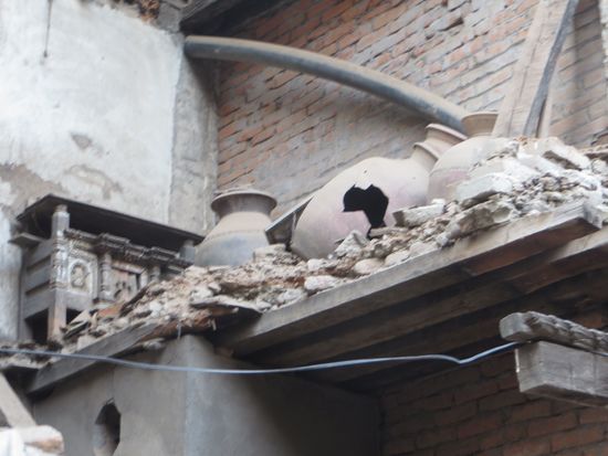 der Herd steht noch da, auch der Krug ist noch intakt