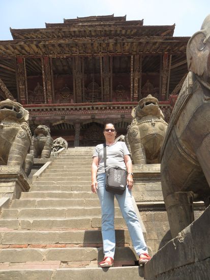 Am Taumadhi Square klettern wir dann die Treppe zum Tempel hinauf. Es geht ganz schön steil nach oben.