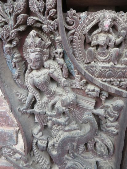 Holzschnitzereien am Tempel