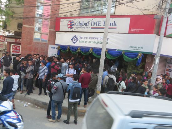 Studenten vor der Bank