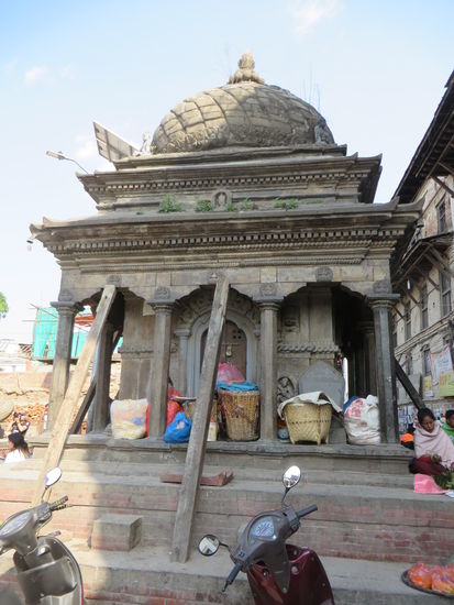 Dieser kleine Tempel muß abgestützt werden