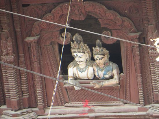 Ein anderer Tempel, oben aus dem Fenster schaut das Königspaar heraus.