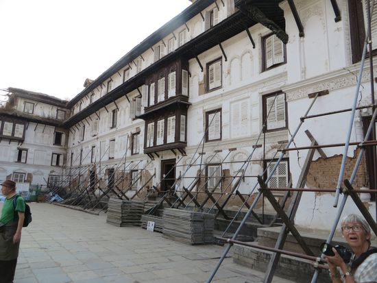 von dieser Seite sieht man die Beschädigungen am Königspalast besonders gut