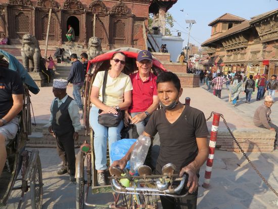 Dann fahren wir mit der Rikscha durch die Altstadt
