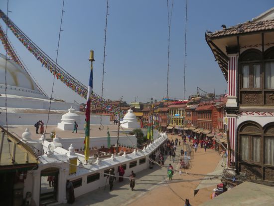 auf dem Weg kann man die Stupa umrunden - rechts -