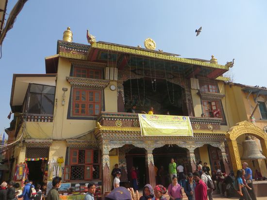 Wir gehen in einen Tempel hinein