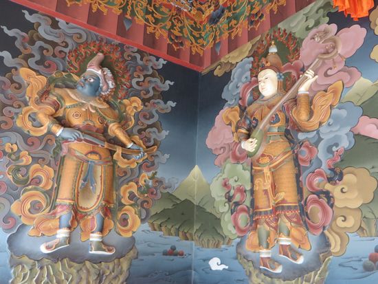 An den Wänden sind bunte Figuren, die zum Buddhismus gehören.