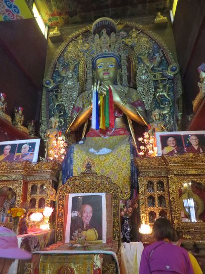 Ein großer sitzender Buddha begrüßt uns