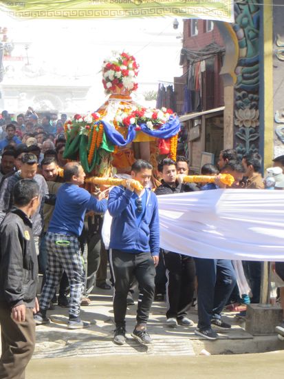 Dann kam ein Leichenzug, der Tote saß in einer Sänfte und wurde um die Stupa herumgetragen, Familie und Freunde begleiteten ihn.