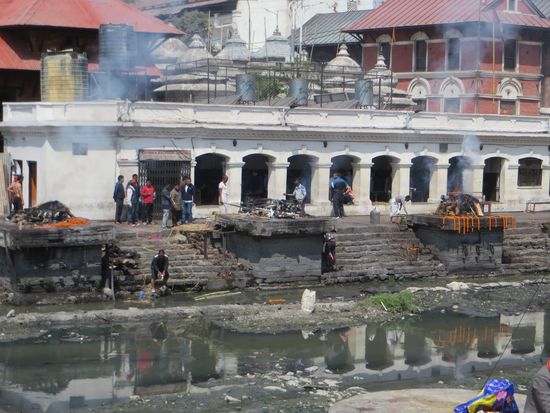 Als wir dort ankamen, brannten auf den verschiedenen Plattformen die Scheiterhaufen.