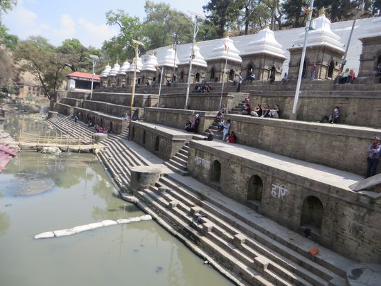 Schreine am Fluß Bagmati mit Sicht auf die Verbrennungen
