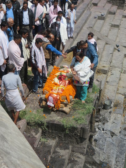 Der Verstorbene wurde auf dem geschmückten Scheiterhaufen abgelegt und die Angehörigen nahmen Abschied, indem sie dreimal um ihn herum gingen. Die weitere Zeremonie haben wir nicht mehr verfolgt.