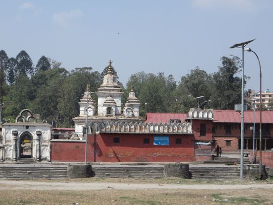 Dann verließen wir diesen Ort mit der seltsamen Atmosphäre, einerseits geschäftiges Treiben, andererseits Trauer.