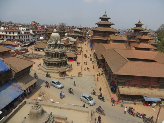 Der Blick auf den Dourban Square. Auch in Patan gab es Schäden beim Erdbeben, aber hier sind die Restaurierungs-arbeiten schon weiter fortge-schritten.