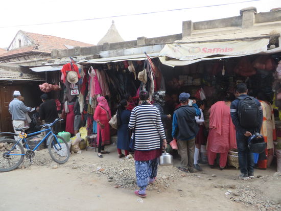 In zahlreichen kleinen Geschäften bzw. Buden kaufen die Einheimischen und Touristen ein