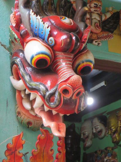 Solche Drachenmasken standen zum Verkauf