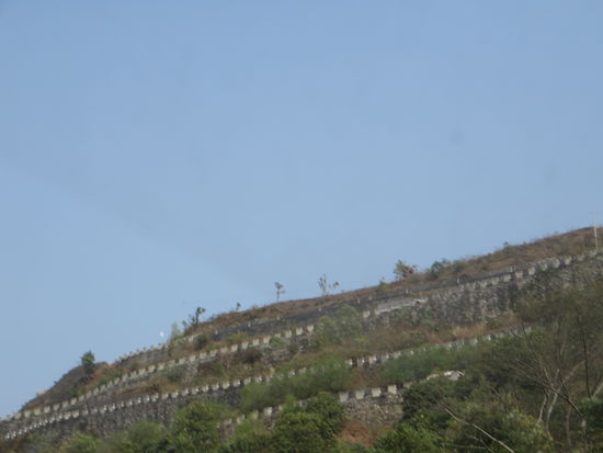 so steigt die Straße hoch