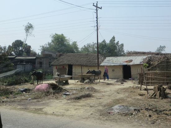 Es geht an kleinen Dörfern mit den Hütten vorbei