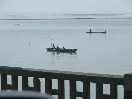 unten im Fluss wird gefischt