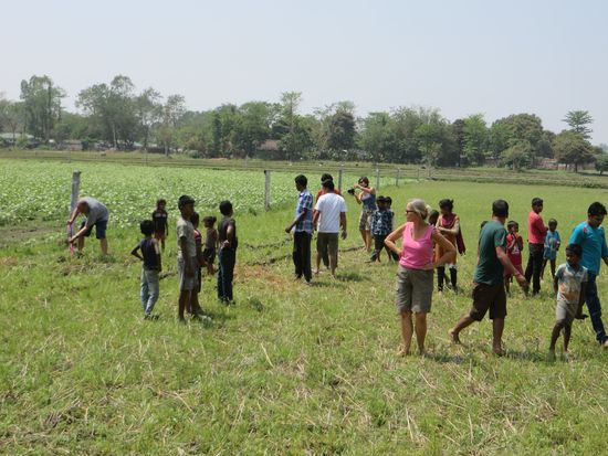 Wir kommen im Vogelpark an und Frank macht mal eine Runde durchs trockene Reisfeld, denkt er, und bleibt stecken. Da mußte dann erstmal gemeinsam gearbeitet werden, bis Frank wieder frei war, aber er hat es geschafft. - alles paletti