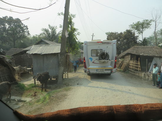 Ausfahrt aus dem Dorf