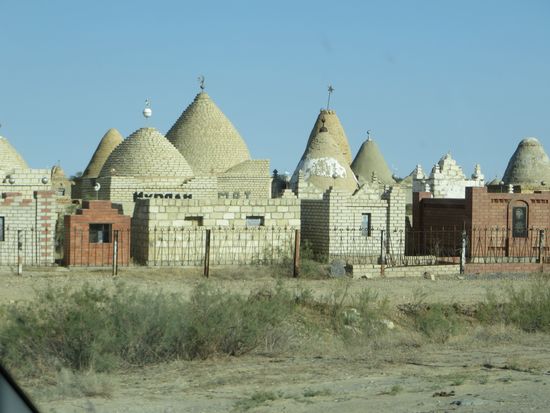 es geht wieder an einem Friedhof vorbei