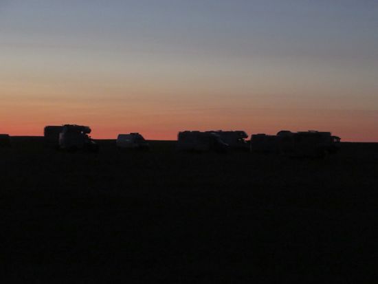 24.	Tag, Donnerstag, der 14.9.2017 – Nukus – Steppe 
Sonnenaufgang in der Steppe, heute müssen wir 270 km bis zur Grenze nach Usbekistan fahren und deshalb geht’s wieder früh los. Die ersten 115 km ist die Straße relativ gut, sodass wir gut vorankommen. 
Sonnenaufgang in der Wüste