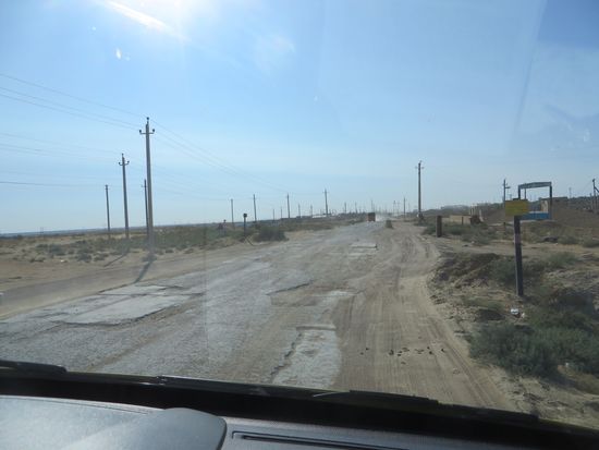 Dann aber geht’s los, die Straße  ist so 
Schlecht, daß wir kaum vorankommen.