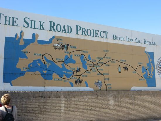 Dima, unser Guide, hat uns anhand des großen Plakats die Entwicklung der Seidenstraße und ihre Führung erklärt, wir fahren noch weiter einen großen Teil.