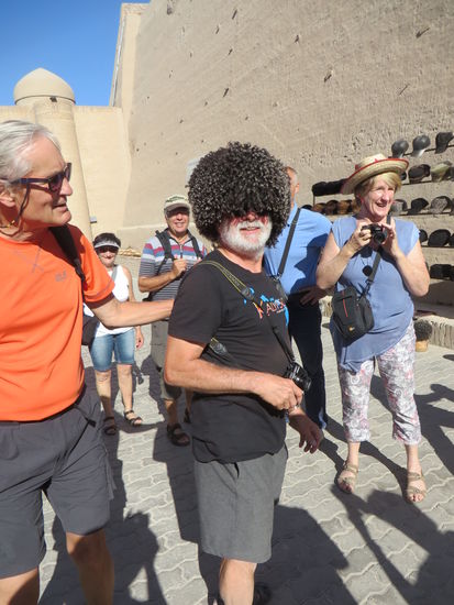 An den Souvenirständen wurden Pelzmützen aller Art verkauft, die richtige Bekleidung für diese Temperaturen. Rudi hat eine Mütze ausprobiert – steht ihm gut - .