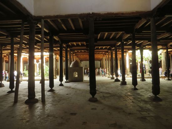 die Moschee aus dem 11. Jh. mit ihren Holzsäulen