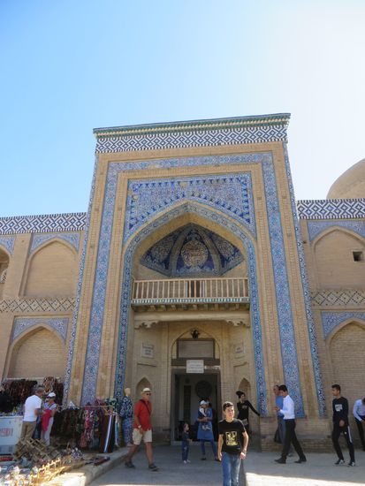 der Eingang zur Medrese - der Schule