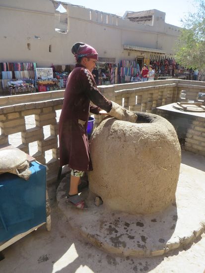 Zum Mittagessen ging es in ein Restaurant, draußen wurde frisches Brot im Steinofen gebacken, die Fladen werden einfach an die Innenwand des Ofen geklatscht und wenn sie gar sind herausgenommen