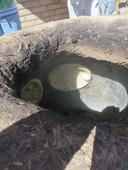 so kleben die Brote an der Wand im Ofen - Dann wurde uns das noch warme Brot  serviert, sehr lecker.