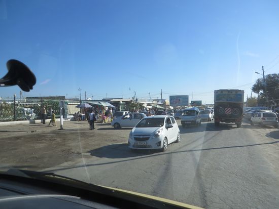 Wir fahren durch Dörfer, in denen Markt ist, die kleinen Autos und Esel wuseln herum und wir kämpfen uns da durch.