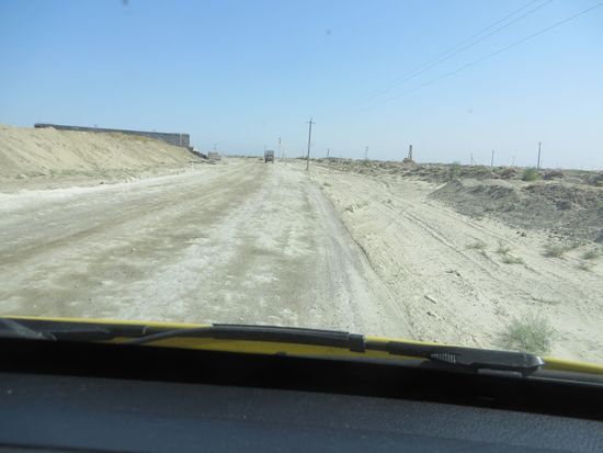 Dann geht’s wieder über schlechte Straßen weiter.