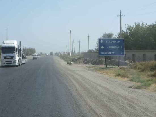 Bis wir dann endlich in Buchara sind. 
Unser Platz liegt am Hotel Grand  Buchara. Hier ist es auch wieder sehr eng und wir stehen dicht an dicht und die Straße ist auch nicht weit.