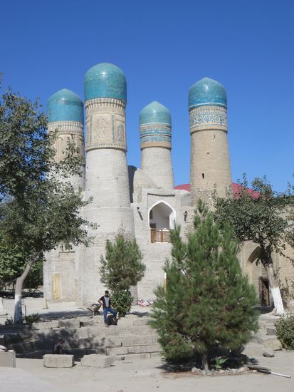 Dann ging’s weiter mit dem Bus zu der alten Medrese Chor Minor aus dem 11.Jh. Hier wurde noch repariert und restauriert, so daß wir nicht hinein konnten.