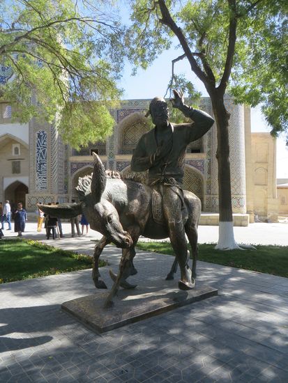 Beim Denkmal des usbekischen „Wilhelm Tell“ erzählte uns Dima einige Geschichten, dann ging’s weiter zu einem Marionettenbauer.