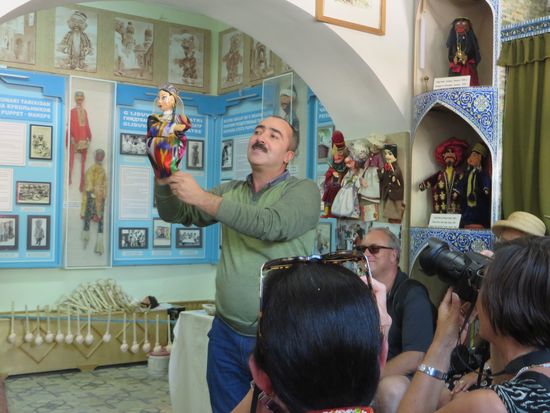 Er erklärte uns, wie solche Marionetten gebaut werden und führte uns vor, wie sie „lebendig“ werden.