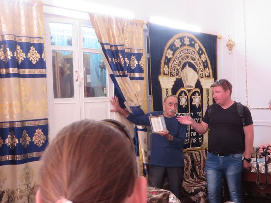 hinter der Glasscheibe die Thora