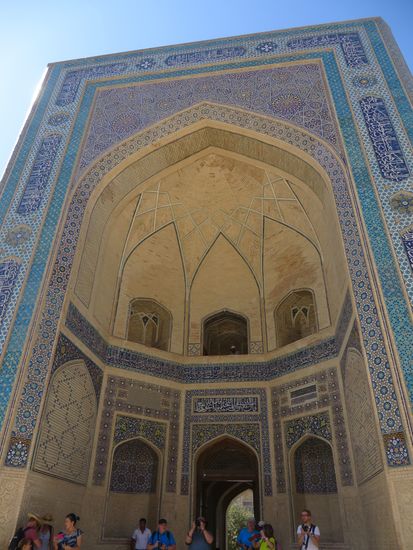 der Eingang zur Medrese, die vielen Schüler laufen hin und her