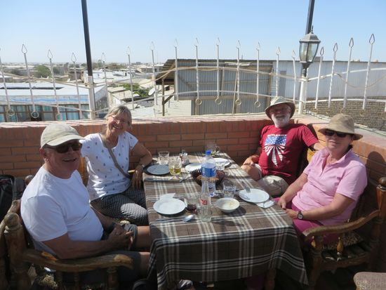Dann gingen wir gemeinsam zum Mittagessen über den Dächern von Buchara, wir haben dort sehr schön luftig gesessen.