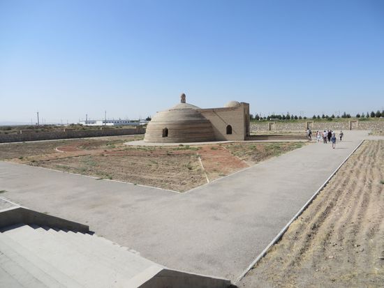 Unterwegs kamen wir an dem  Mausoleum des Sardoba vorbei, es ist aus dem 14. Jh.