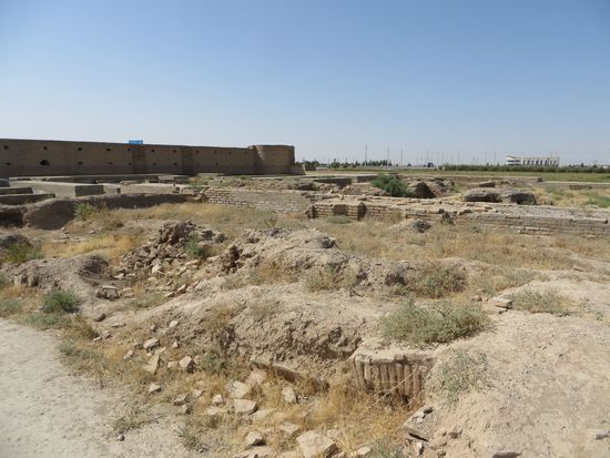 Auf der anderen Seite lagen die Rest der Karawanserei Rabat Malik, wir haben einen kleinen Rundgang gemacht und dann gings weiter.