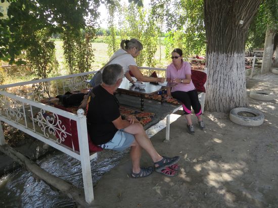 Unterwegs haben wir dann noch eine kleine urige Teepause eingelegt und auf den typischen Liegebetten Platz genommen.