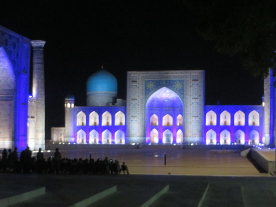 Die Show dauerte 20Min. die Gebäude wurden farbig illuminiert, und bewegte Bilder erzählten die Geschichte der Seidenstraße und Usbekistans