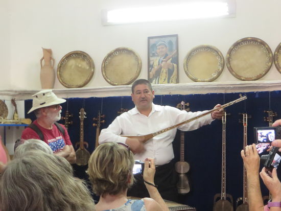 In einem kleinen Raum in der Medrese zeigt uns ein Mann verschiedene Musikinstrumente, die er dann auch spielte.
