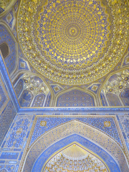Die Kuppel ist mit blauen Kacheln und mit Blattgold belegten Verzierungen geschmückt.