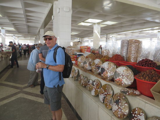 Beim obligatorischen Basarbesuch kauften wir Nüsse, getrocknete Aprikosen und Feigen.